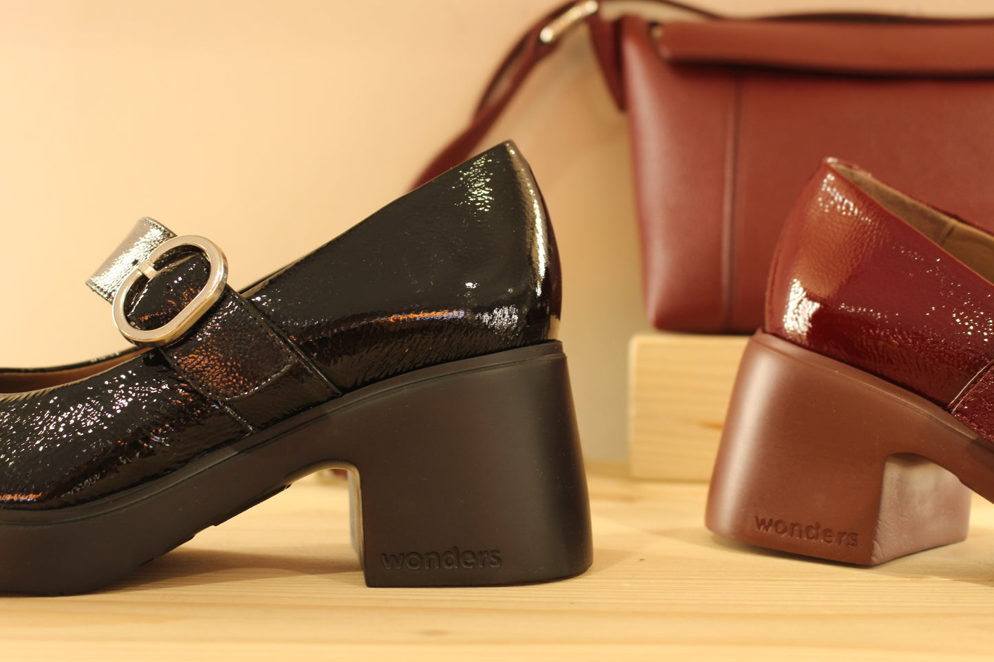 Babies WONDERS en cuir vernis de couleur noire ou de couleur bordeaux. Serrage par boucle sur bride coup de pied.