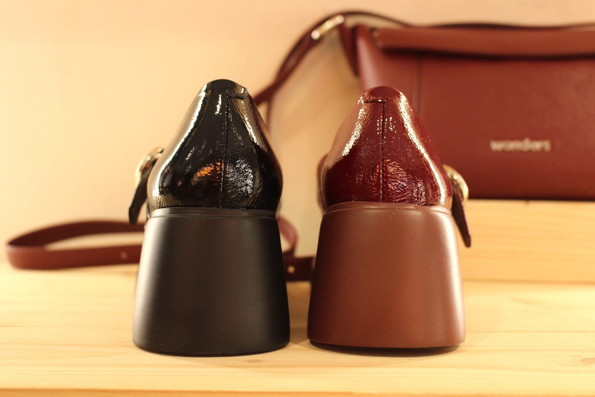 Babies WONDERS en cuir vernis de couleur noire ou de couleur bordeaux. Serrage par boucle sur bride coup de pied.
