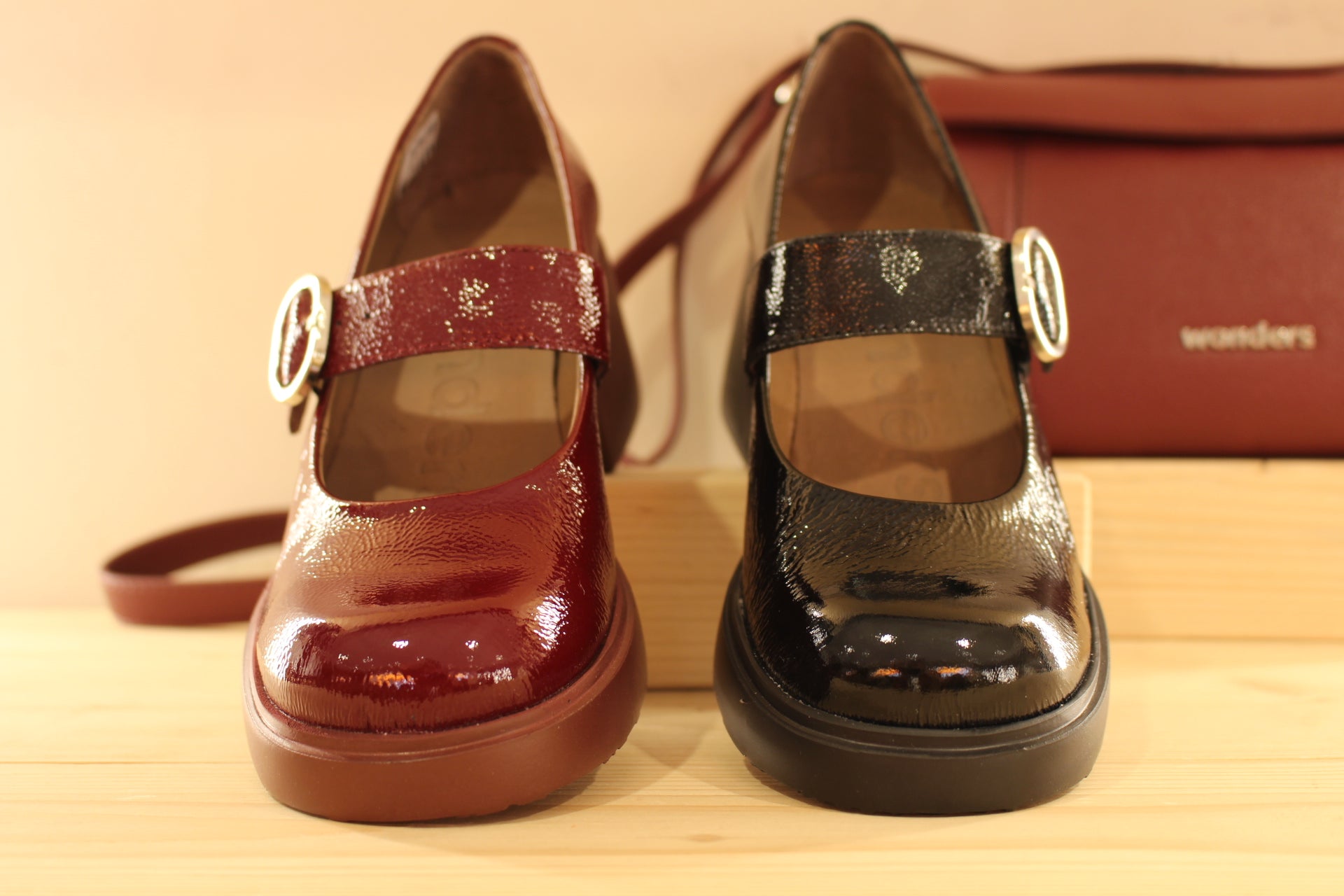 Babies WONDERS en cuir vernis de couleur noire ou de couleur bordeaux. Serrage par boucle sur bride coup de pied.