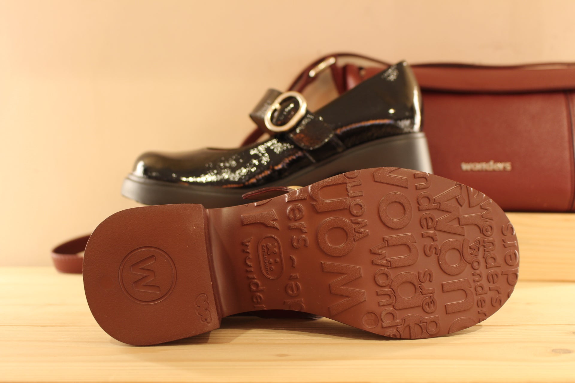 Babies WONDERS en cuir vernis de couleur noire ou de couleur bordeaux. Serrage par boucle sur bride coup de pied.