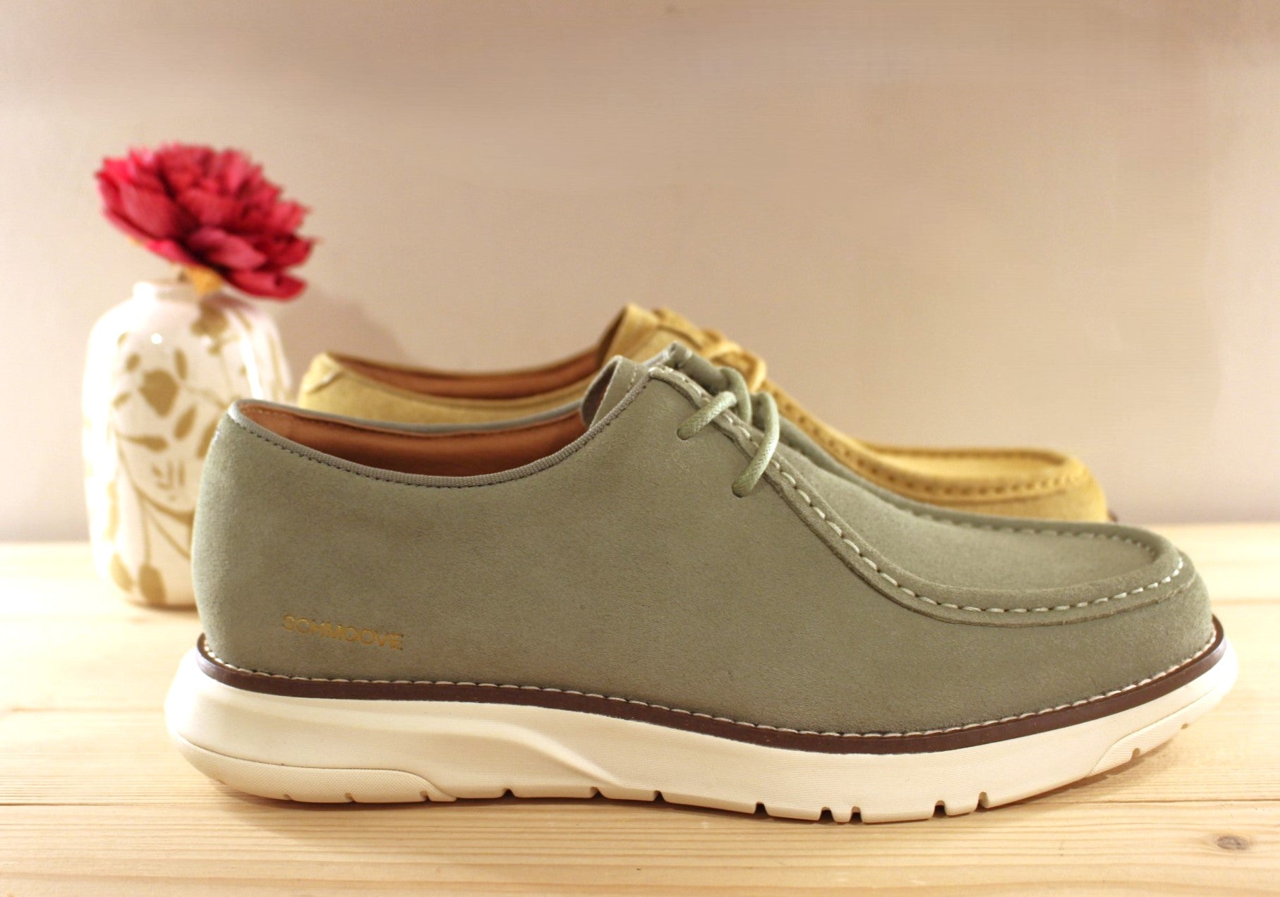 Chaussure Schmoove - Echo. Marque française. Fabrication portugaise. Derby en croûte de cuir velours beige ou de couleur verte. Chaussure doublée cuir et textile.