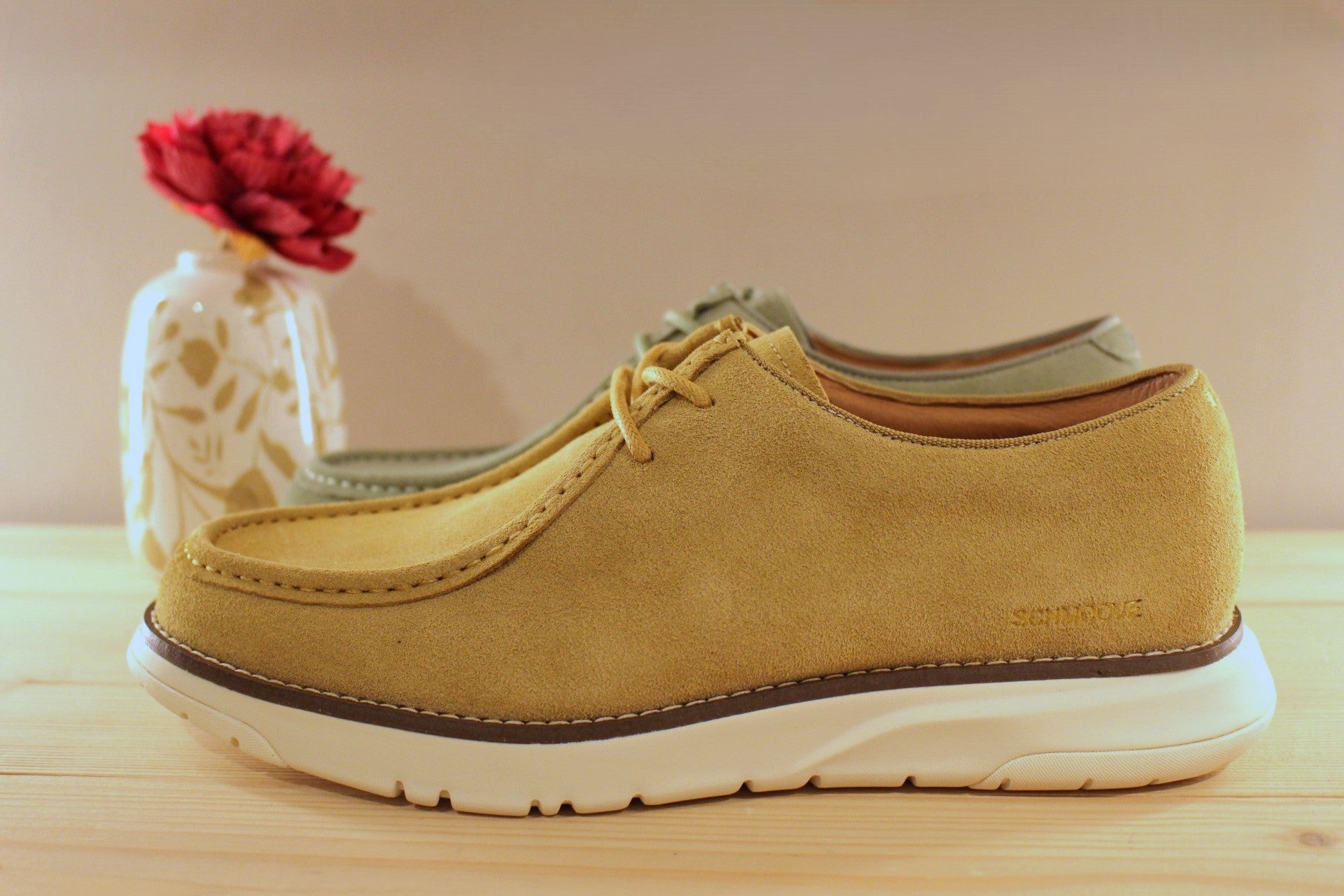 Chaussure Schmoove - Echo. Marque française. Fabrication portugaise. Derby en croûte de cuir velours beige ou de couleur verte. Chaussure doublée cuir et textile.