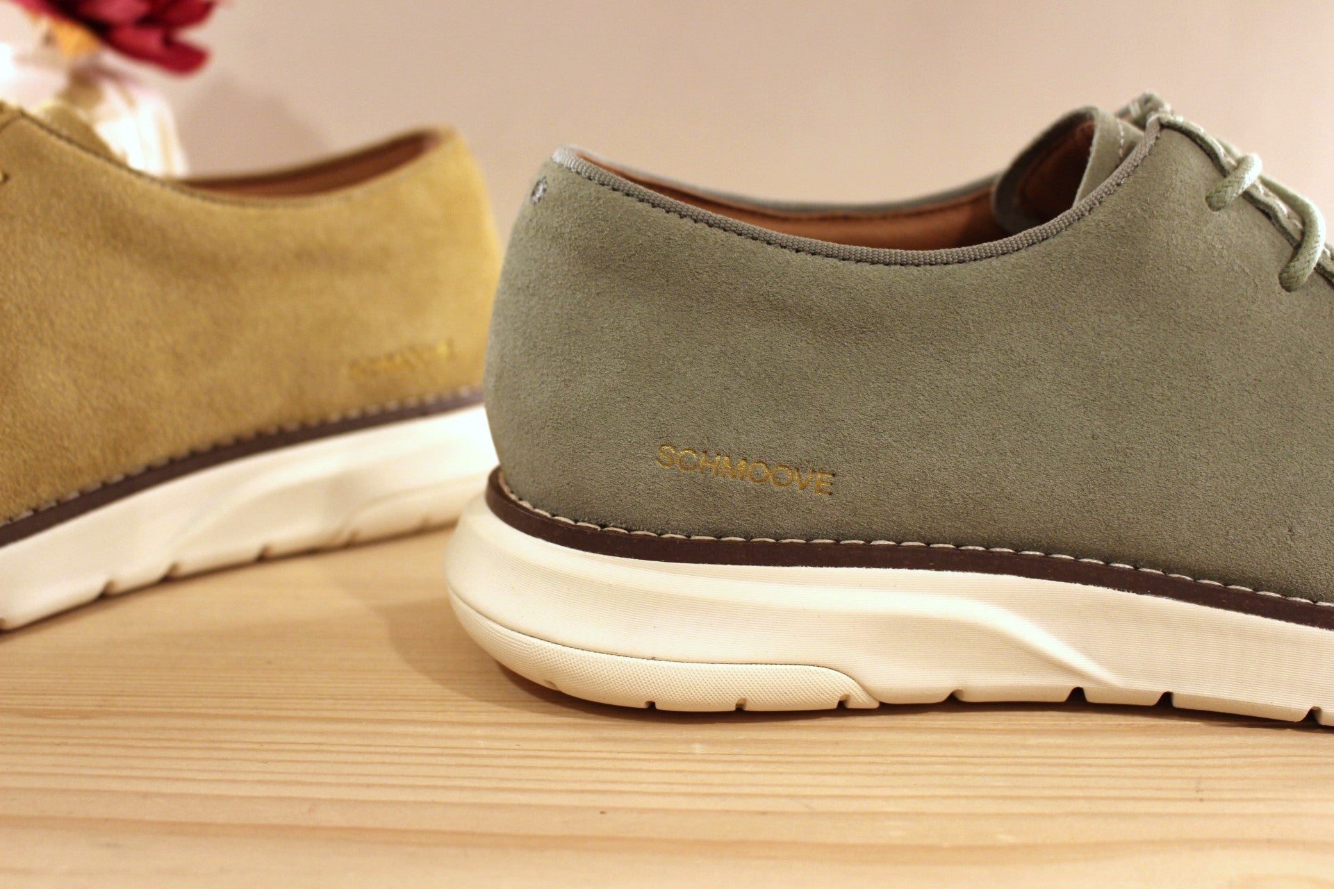 Chaussure Schmoove - Echo. Marque française. Fabrication portugaise. Derby en croûte de cuir velours beige ou de couleur verte. Chaussure doublée cuir et textile.