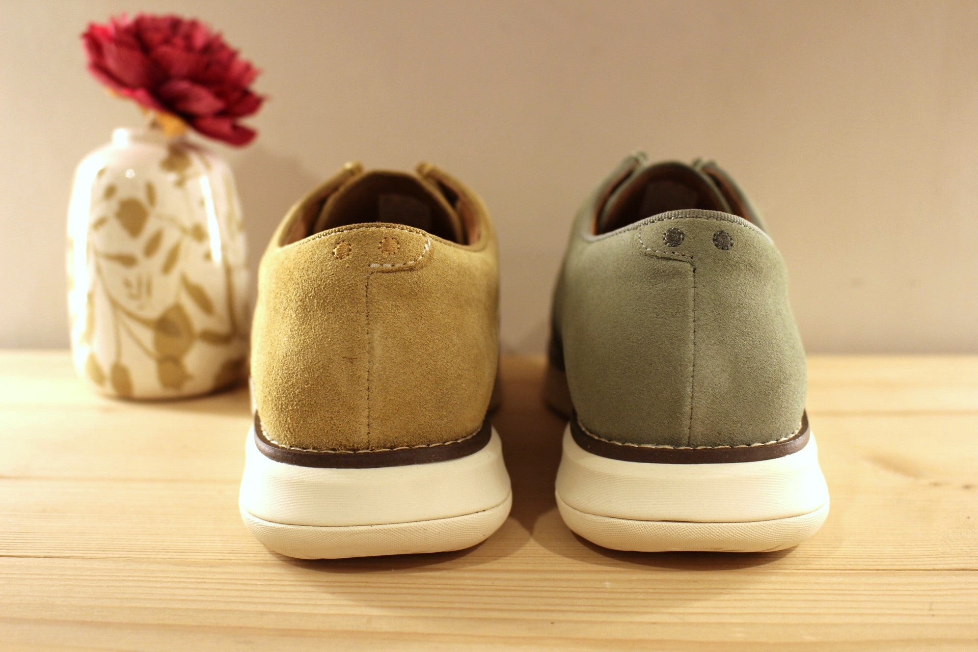 Chaussure Schmoove - Echo. Marque française. Fabrication portugaise. Derby en croûte de cuir velours beige ou de couleur verte. Chaussure doublée cuir et textile.