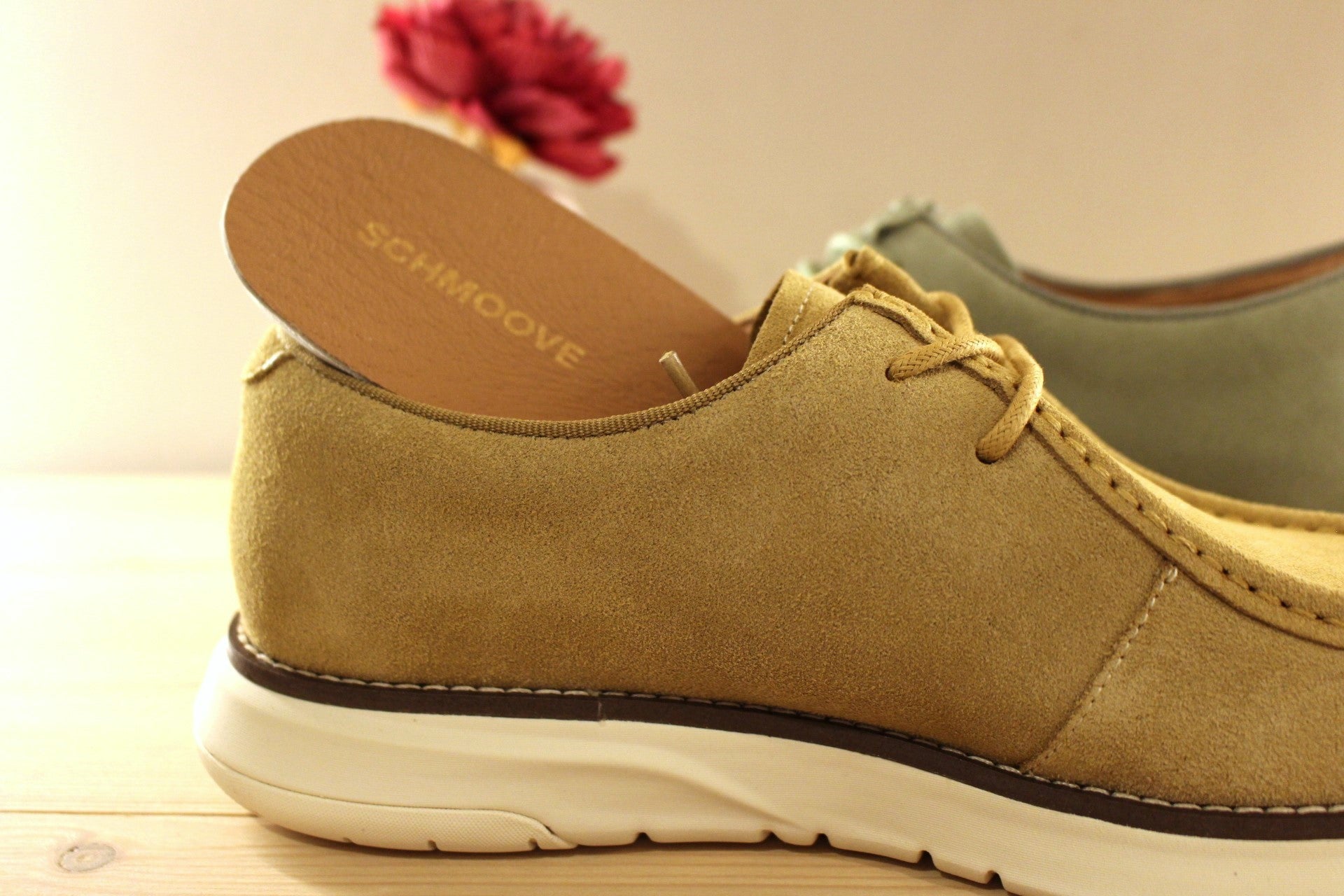 Chaussure Schmoove - Echo. Marque française. Fabrication portugaise. Derby en croûte de cuir velours beige ou de couleur verte. Chaussure doublée cuir et textile.
