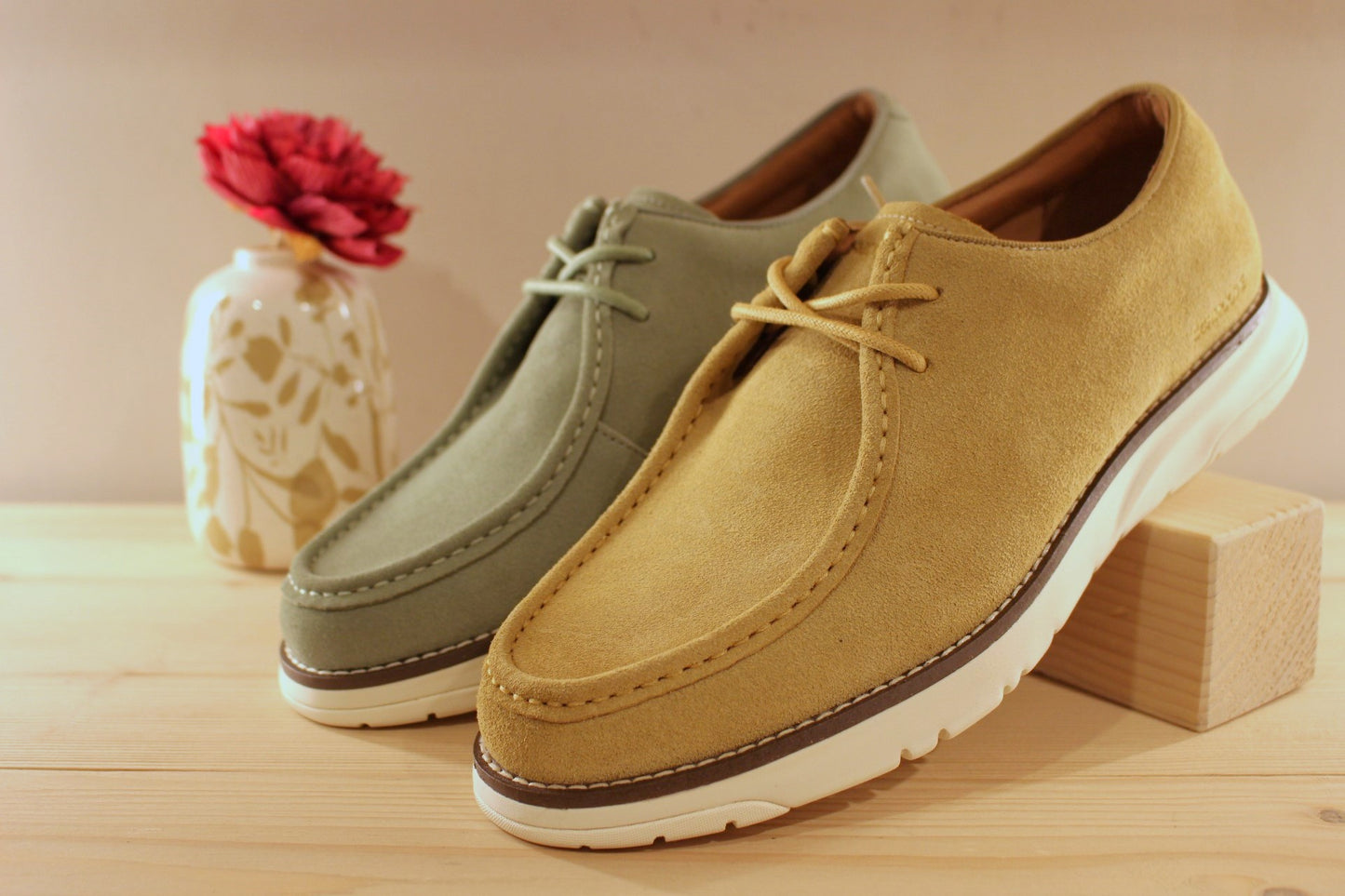 Chaussure Schmoove - Echo. Marque française. Fabrication portugaise. Derby en croûte de cuir velours beige ou de couleur verte. Chaussure doublée cuir et textile.