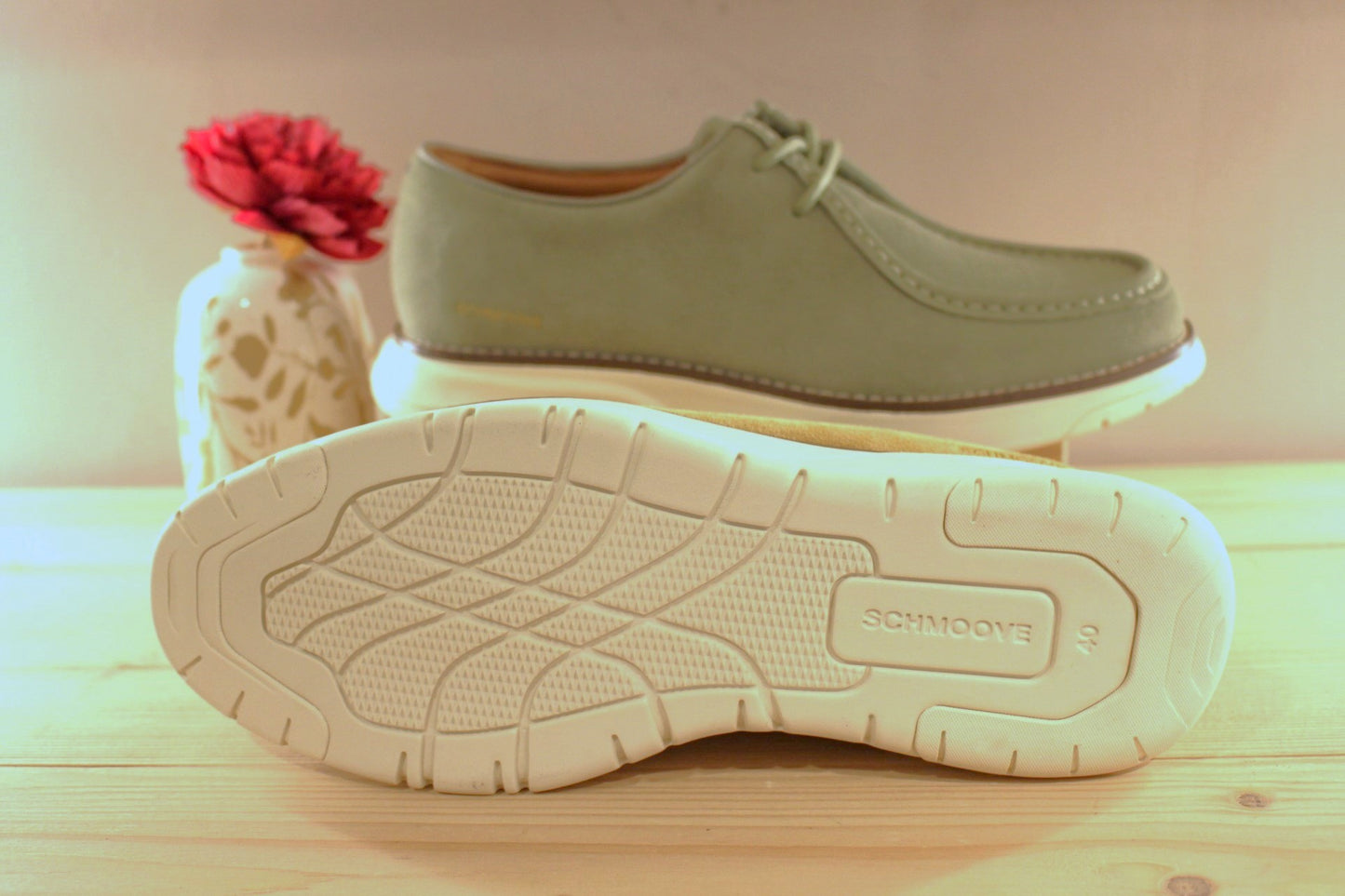 Chaussure Schmoove - Echo. Marque française. Fabrication portugaise. Derby en croûte de cuir velours beige ou de couleur verte. Chaussure doublée cuir et textile.
