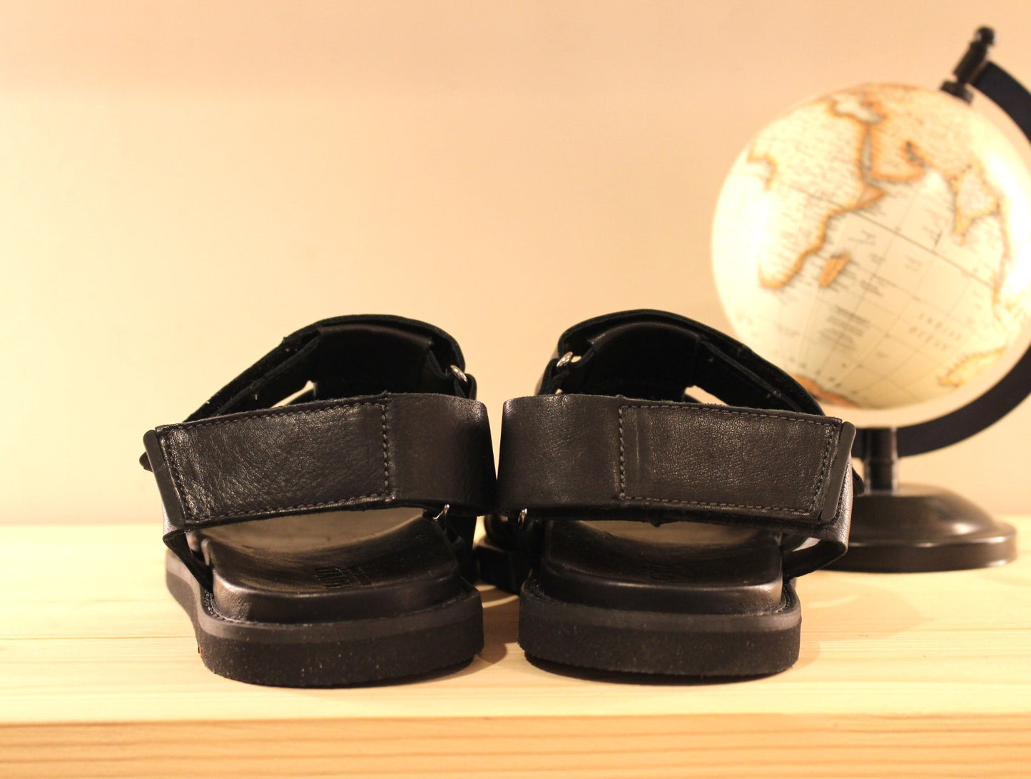 Sandale en cuir noir serrage deux scratchs LLOYD