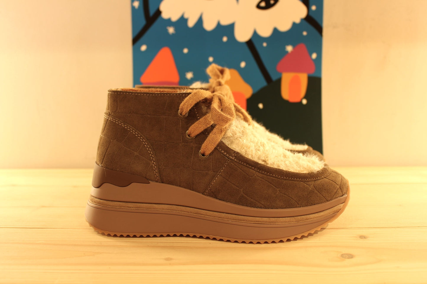 Boots Mamzelle en cuir velours imprimé croco de couleur vison (kaki). Languette et claque en laine bouillie beige. Semelle interne amovible.
