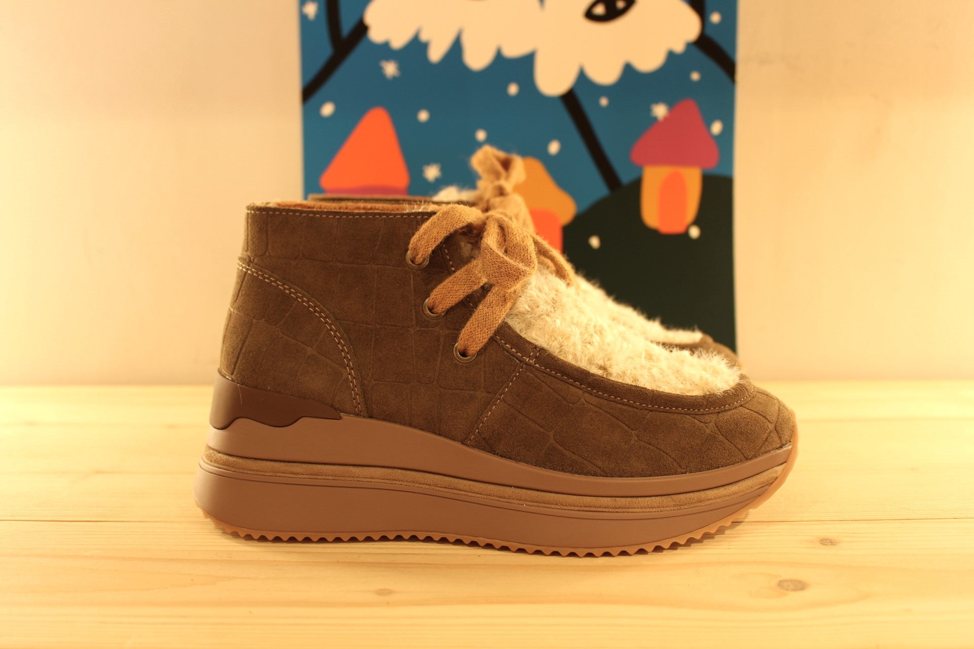 Boots Mamzelle en cuir velours imprimé croco de couleur vison (kaki). Languette et claque en laine bouillie beige. Semelle interne amovible.