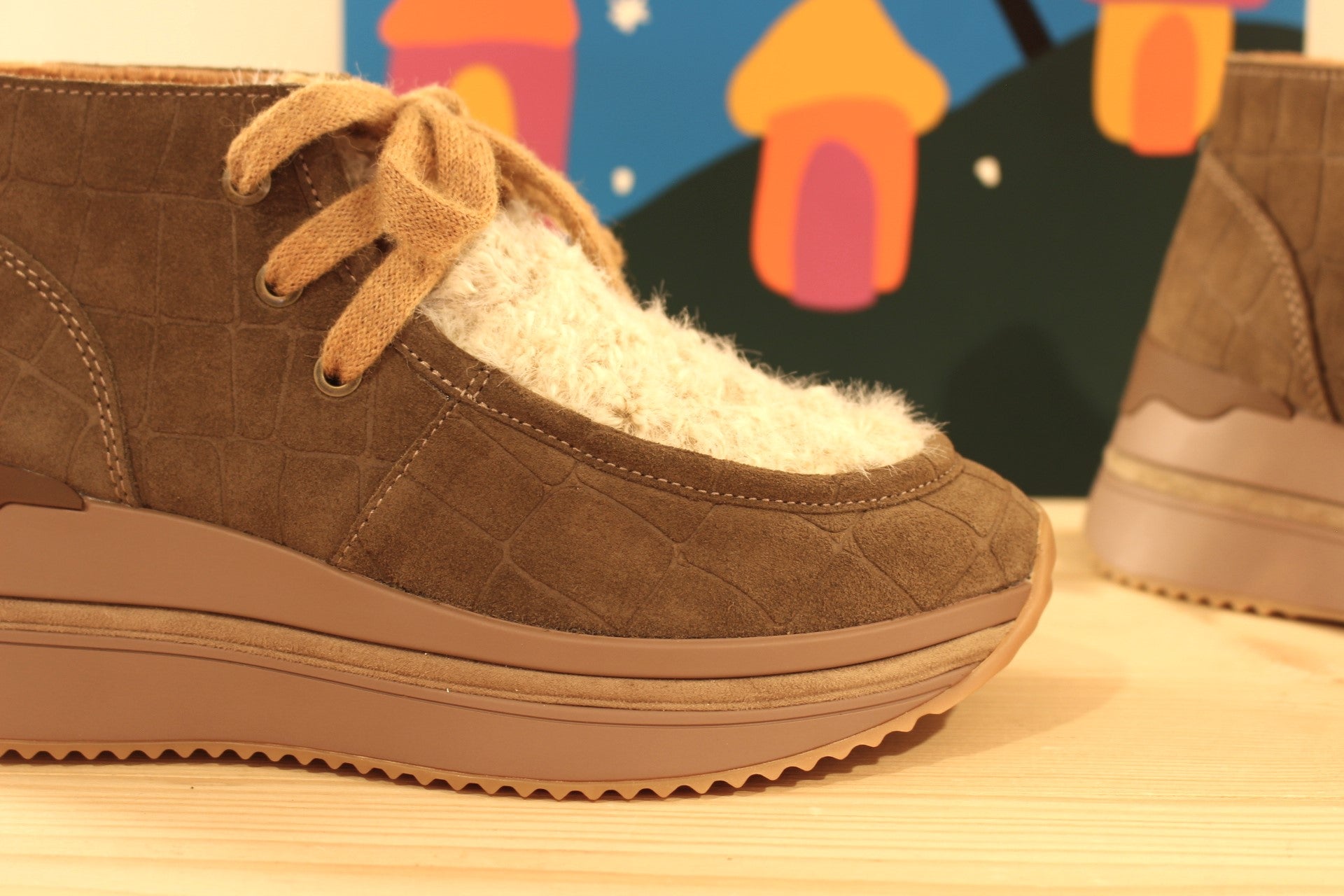 Boots Mamzelle en cuir velours imprimé croco de couleur vison (kaki). Languette et claque en laine bouillie beige. Semelle interne amovible.