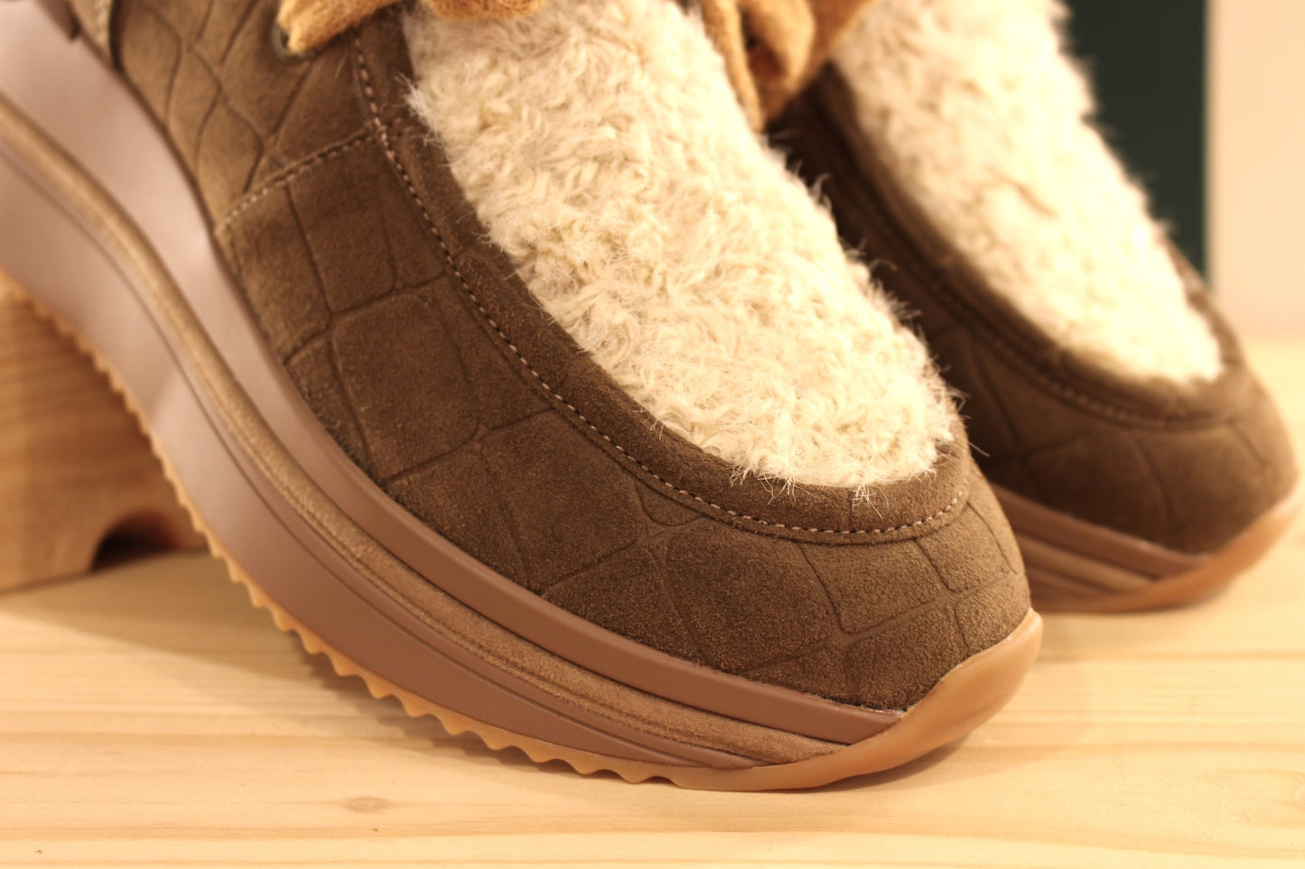 Boots Mamzelle en cuir velours imprimé croco de couleur vison (kaki). Languette et claque en laine bouillie beige. Semelle interne amovible.