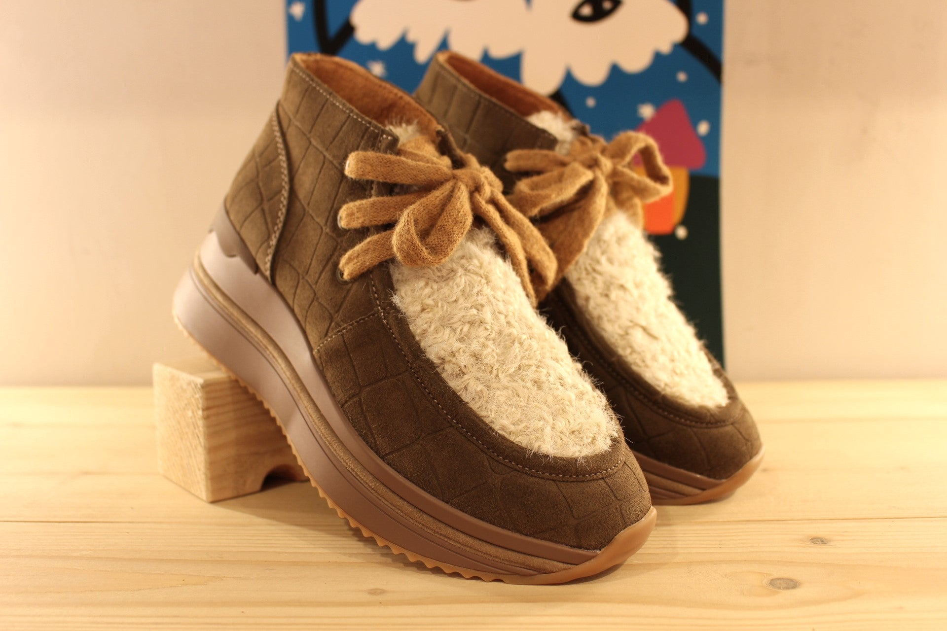 Boots Mamzelle en cuir velours imprimé croco de couleur vison (kaki). Languette et claque en laine bouillie beige. Semelle interne amovible.