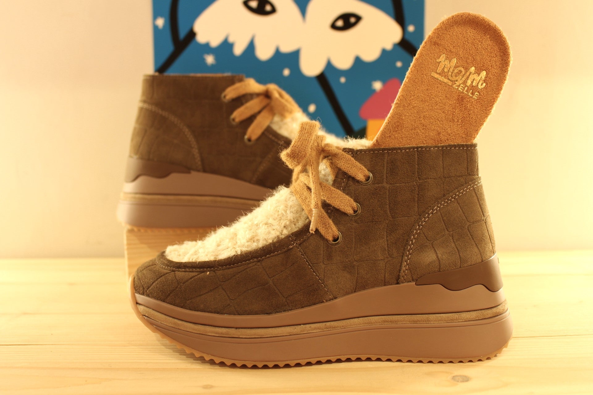 Boots Mamzelle en cuir velours imprimé croco de couleur vison (kaki). Languette et claque en laine bouillie beige. Semelle interne amovible.