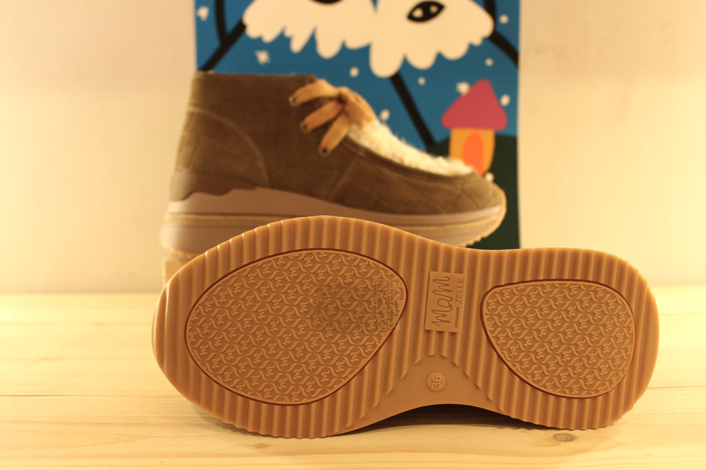 Boots Mamzelle en cuir velours imprimé croco de couleur vison (kaki). Languette et claque en laine bouillie beige. Semelle interne amovible.