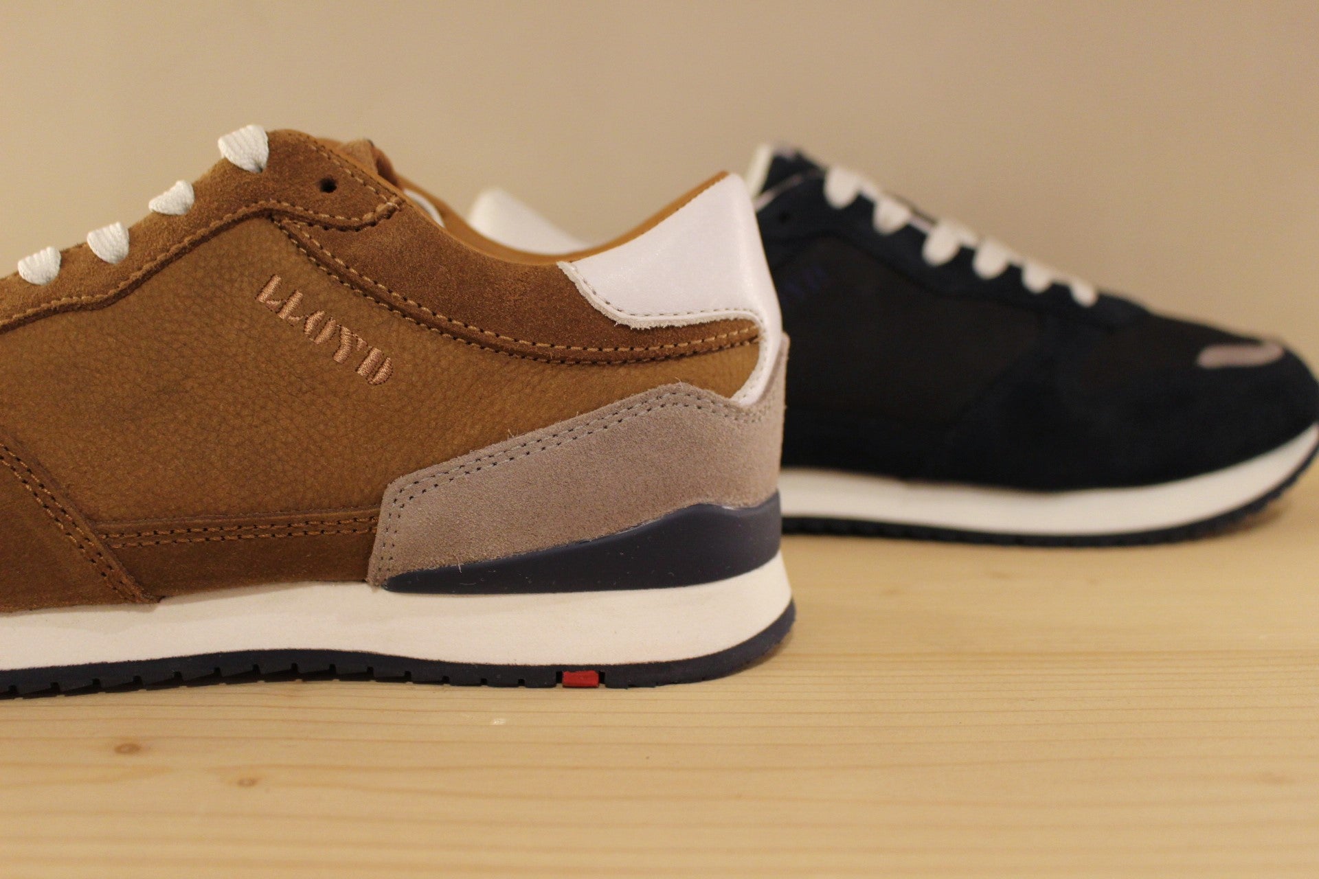 Sneaker homme en cuir bleu ou marron avec semelle interne amovible LLOYD