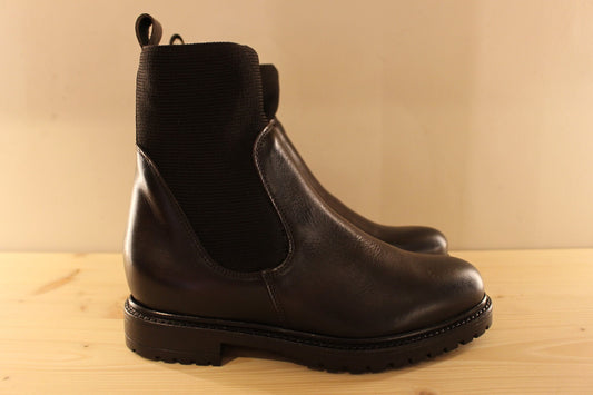 Bottines Reqins en cuir de couleur chocolat. Stretch sur le haut de la tige ton sur ton. Chaussures doublées cuir