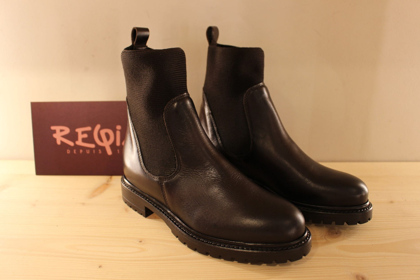 Bottines Reqins en cuir de couleur chocolat. Stretch sur le haut de la tige ton sur ton. Chaussures doublées cuir
