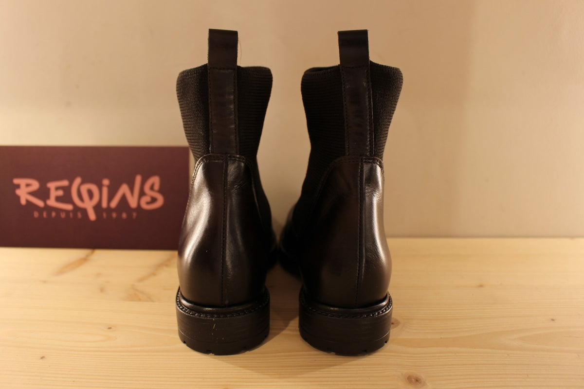 Bottines Reqins en cuir de couleur chocolat. Stretch sur le haut de la tige ton sur ton. Chaussures doublées cuir