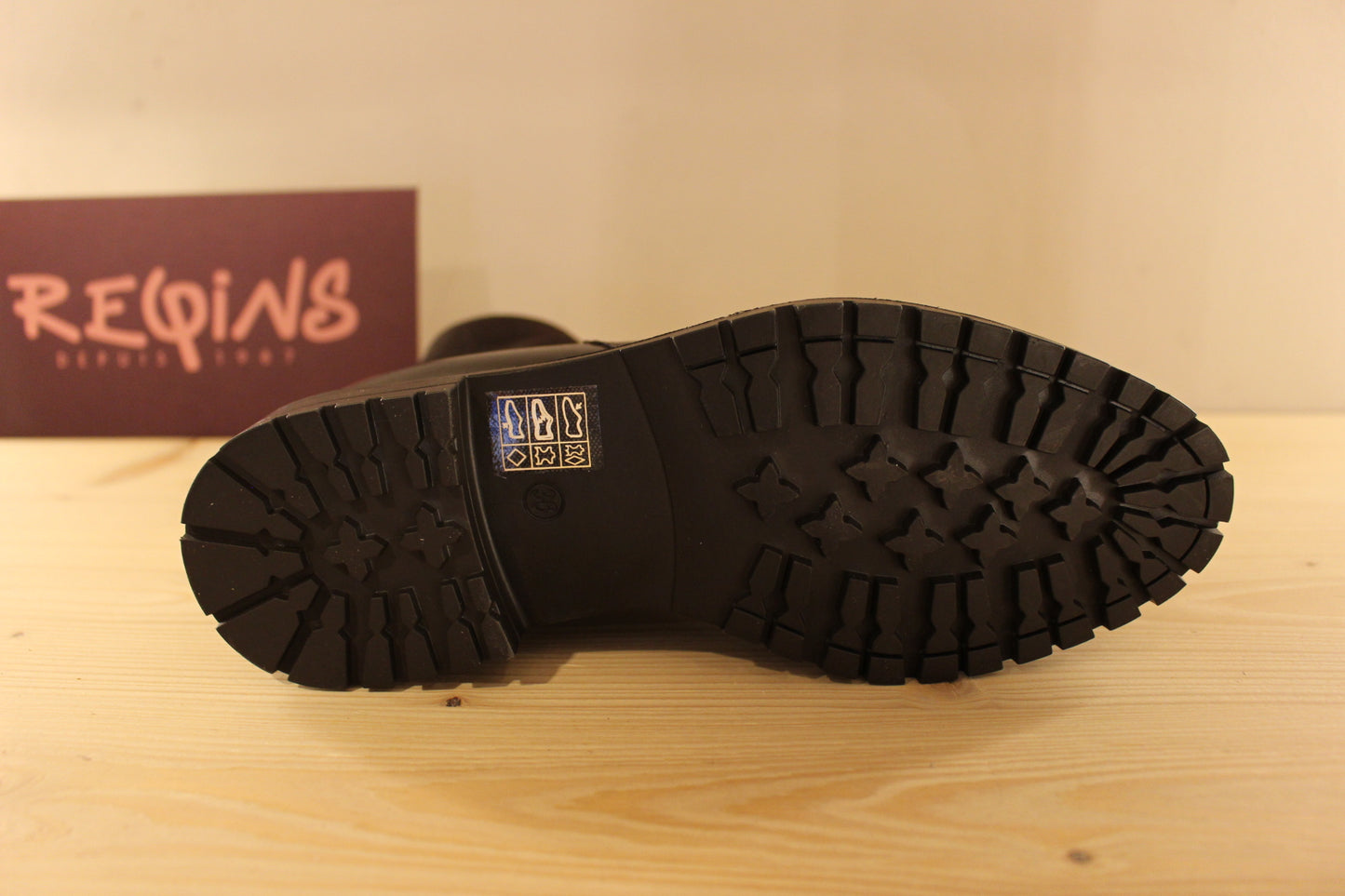 Bottines Reqins en cuir de couleur chocolat. Stretch sur le haut de la tige ton sur ton. Chaussures doublées cuir