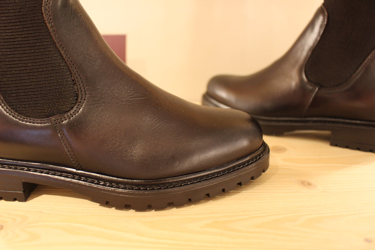 Bottines Reqins en cuir de couleur chocolat. Stretch sur le haut de la tige ton sur ton. Chaussures doublées cuir