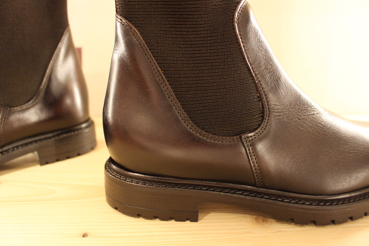 Bottines Reqins en cuir de couleur chocolat. Stretch sur le haut de la tige ton sur ton. Chaussures doublées cuir