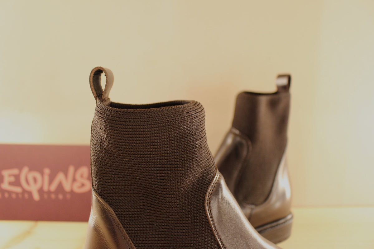 Bottines Reqins en cuir de couleur chocolat. Stretch sur le haut de la tige ton sur ton. Chaussures doublées cuir