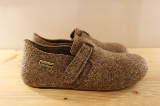 Chaussons HAFLINGER pour femme et pour homme en pure laine de couleur beige. Serrage par scratch sur le coup de pied