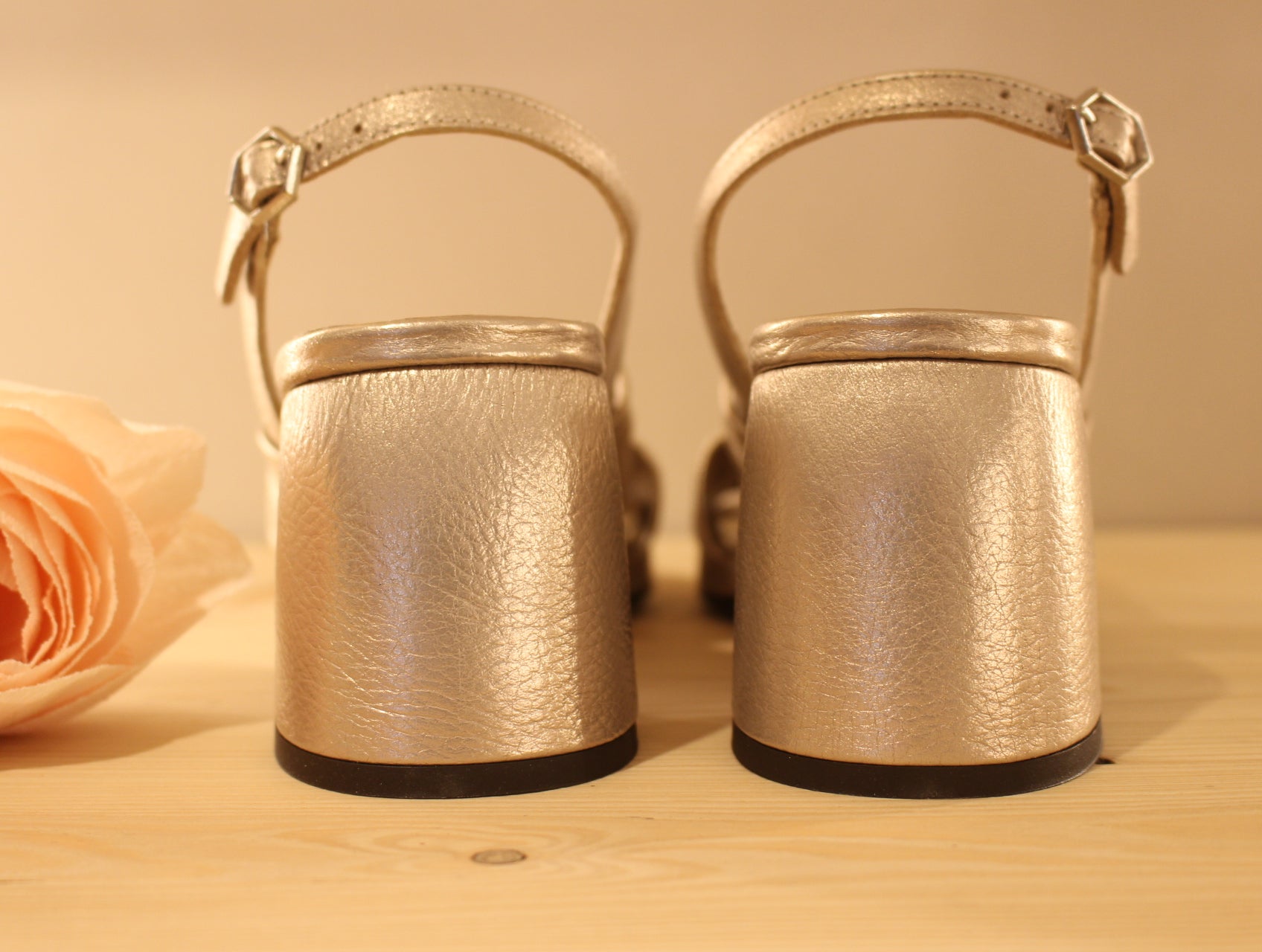Sandale cuir métallisé platine fabrication espagnole WONDERS