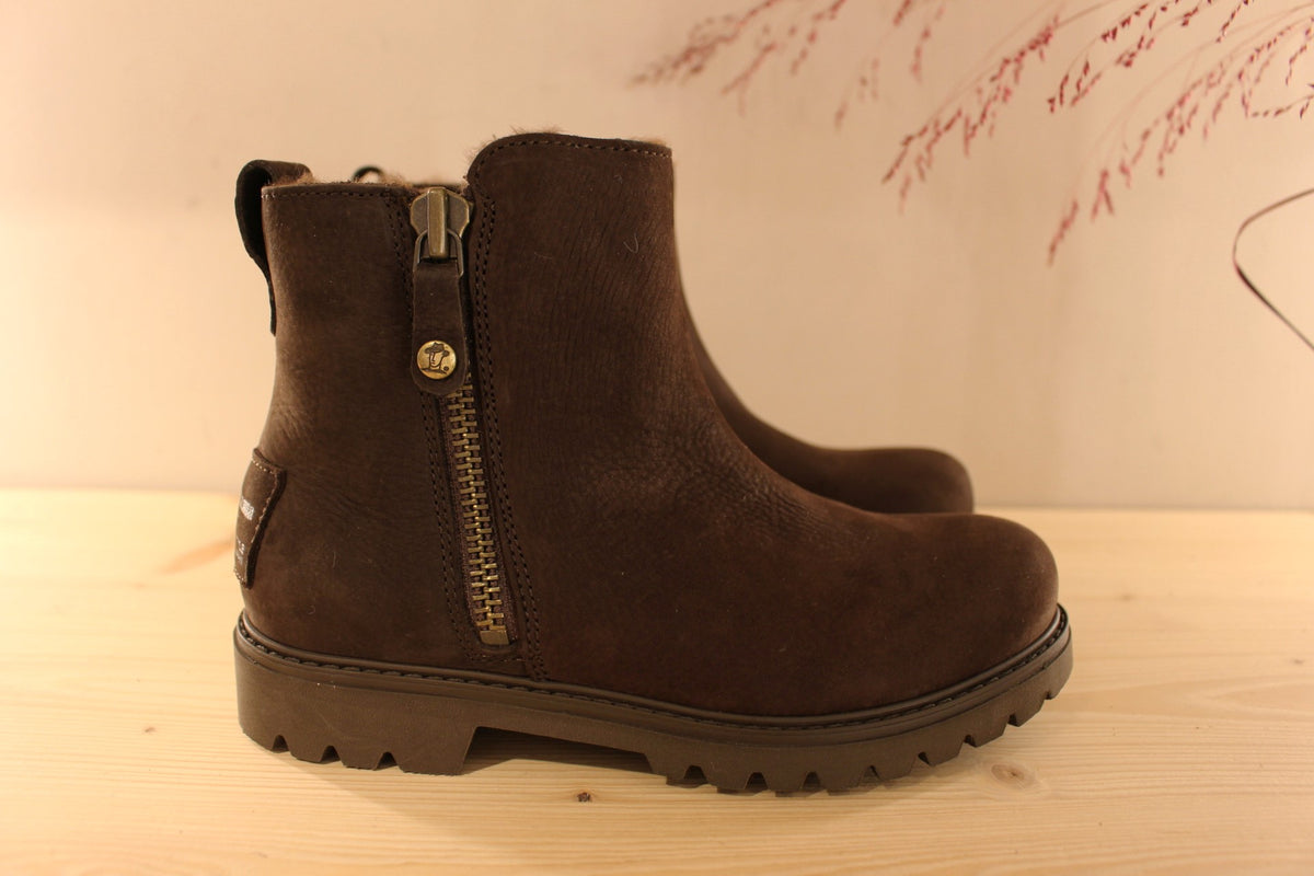  Bottines Panama Jack en cuir nubuck gras de couleur chocolat. Chaussures doublées fourrure acrylique et semelle interne amovible