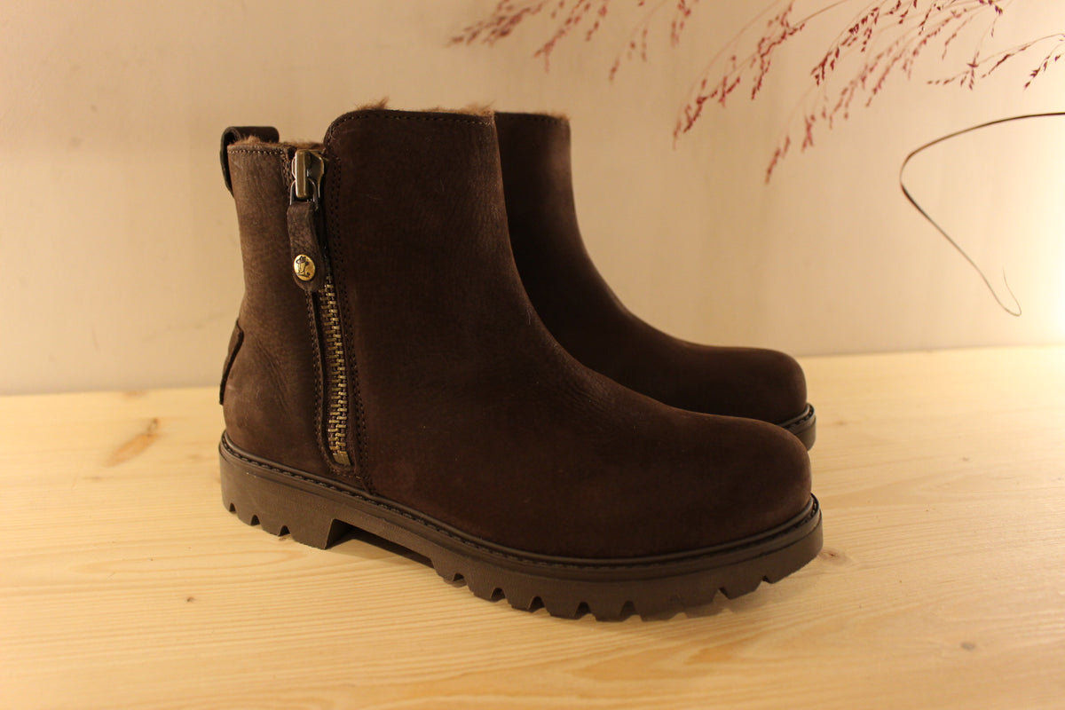 Bottines Panama Jack en cuir nubuck gras de couleur chocolat. Chaussures doublées fourrure acrylique et semelle interne amovible