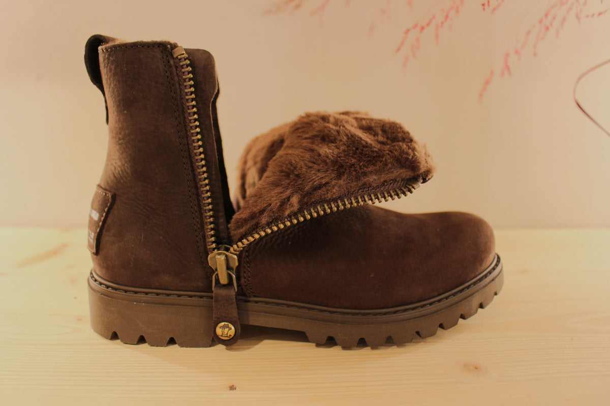 Bottines Panama Jack en cuir nubuck gras de couleur chocolat. Chaussures doublées fourrure acrylique et semelle interne amovible