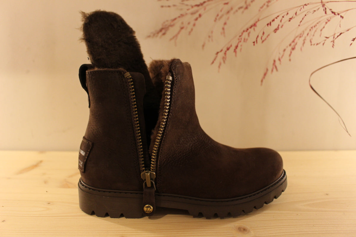 Bottines Panama Jack en cuir nubuck gras de couleur chocolat. Chaussures doublées fourrure acrylique et semelle interne amovible
