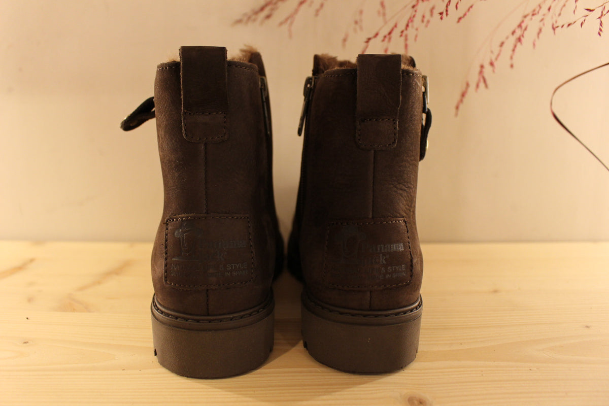 Bottines Panama Jack en cuir nubuck gras de couleur chocolat. Chaussures doublées fourrure acrylique et semelle interne amovible