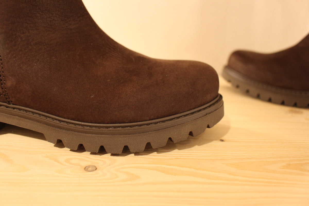 Bottines Panama Jack en cuir nubuck gras de couleur chocolat. Chaussures doublées fourrure acrylique et semelle interne amovible