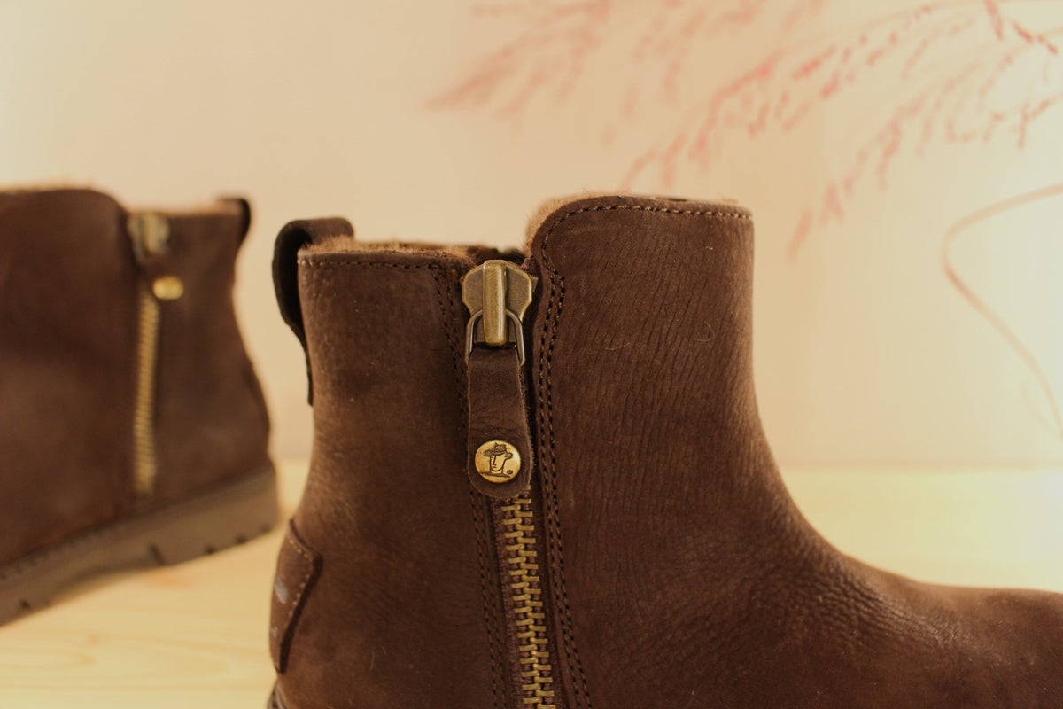 Bottines Panama Jack en cuir nubuck gras de couleur chocolat. Chaussures doublées fourrure acrylique et semelle interne amovible