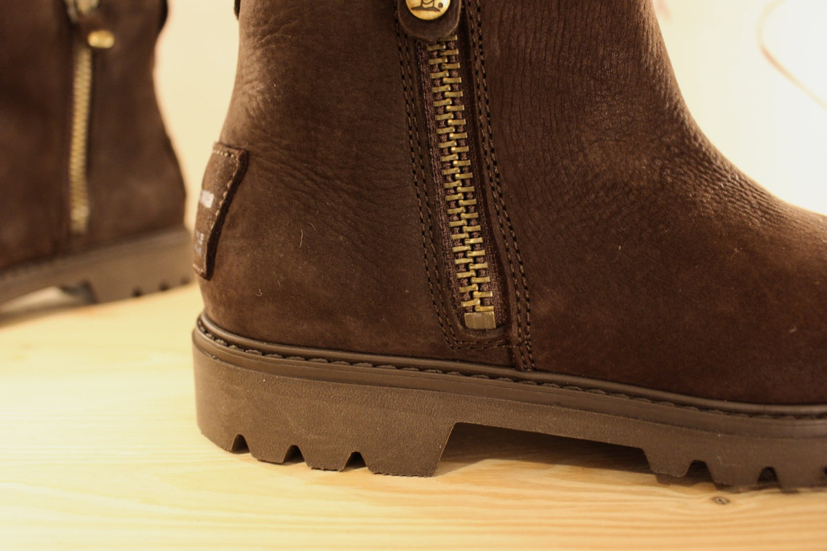 Bottines Panama Jack en cuir nubuck gras de couleur chocolat. Chaussures doublées fourrure acrylique et semelle interne amovible