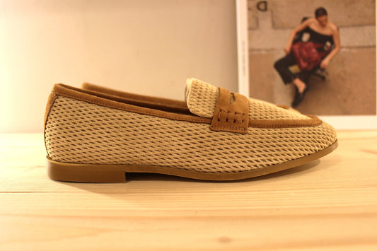 Chaussure Reqins - Florine. Mocassin en cuir velours de couleur beige et chamois. Cuir aspect perforé. Languette décorative sur le coup de pied. Chaussure doublée cuir.