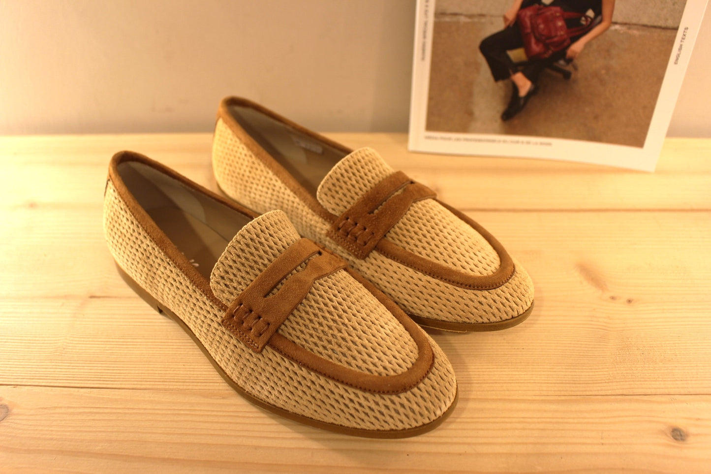 Chaussure Reqins - Florine. Mocassin en cuir velours de couleur beige et chamois. Cuir aspect perforé. Languette décorative sur le coup de pied. Chaussure doublée cuir.