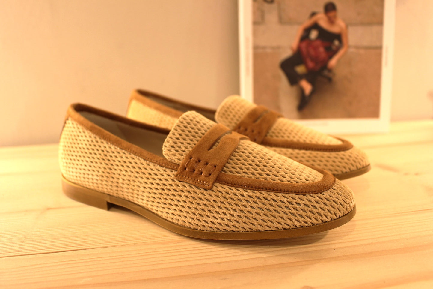 Chaussure Reqins - Florine. Mocassin en cuir velours de couleur beige et chamois. Cuir aspect perforé. Languette décorative sur le coup de pied. Chaussure doublée cuir.