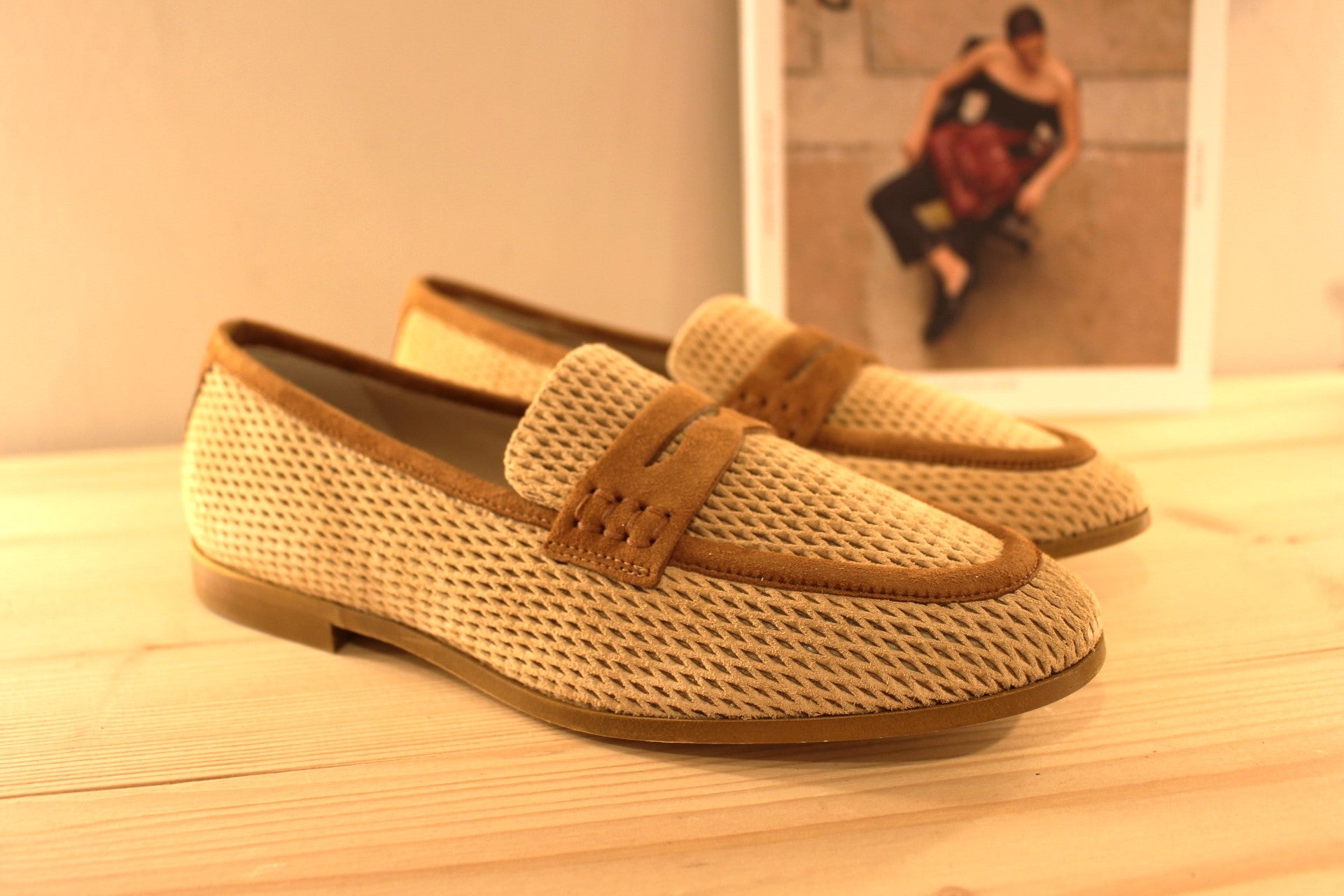 Chaussure Reqins - Florine. Mocassin en cuir velours de couleur beige et chamois. Cuir aspect perforé. Languette décorative sur le coup de pied. Chaussure doublée cuir.