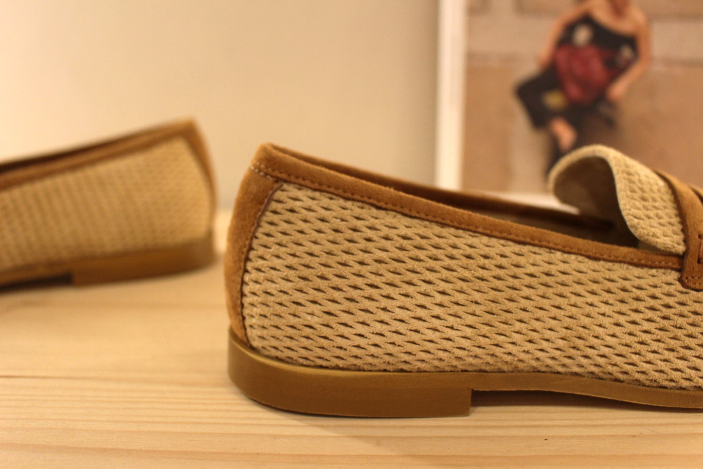Chaussure Reqins - Florine. Mocassin en cuir velours de couleur beige et chamois. Cuir aspect perforé. Languette décorative sur le coup de pied. Chaussure doublée cuir.