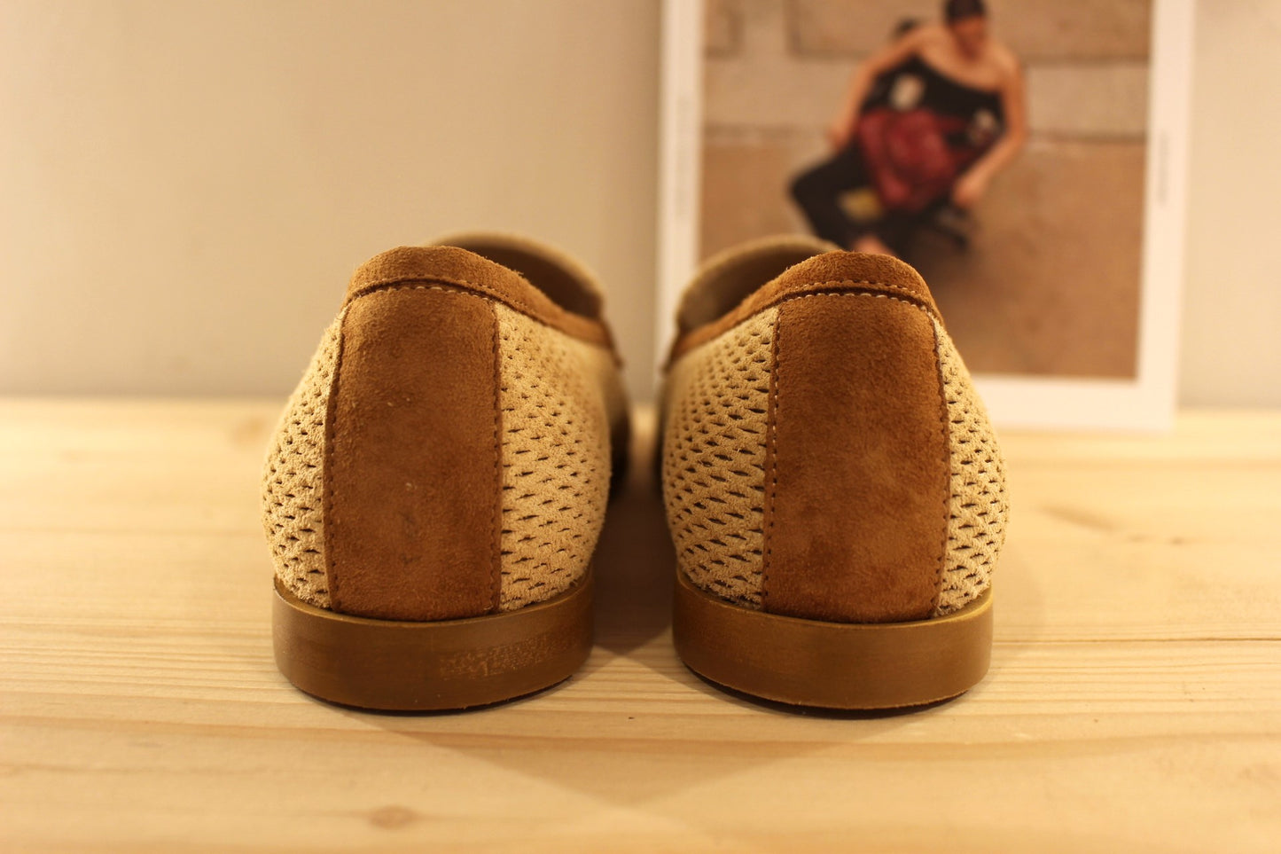 Chaussure Reqins - Florine. Mocassin en cuir velours de couleur beige et chamois. Cuir aspect perforé. Languette décorative sur le coup de pied. Chaussure doublée cuir.