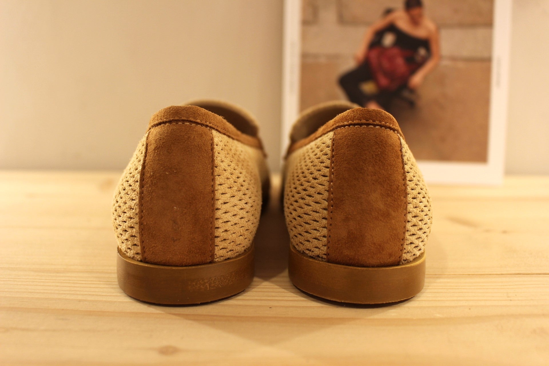 Chaussure Reqins - Florine. Mocassin en cuir velours de couleur beige et chamois. Cuir aspect perforé. Languette décorative sur le coup de pied. Chaussure doublée cuir.