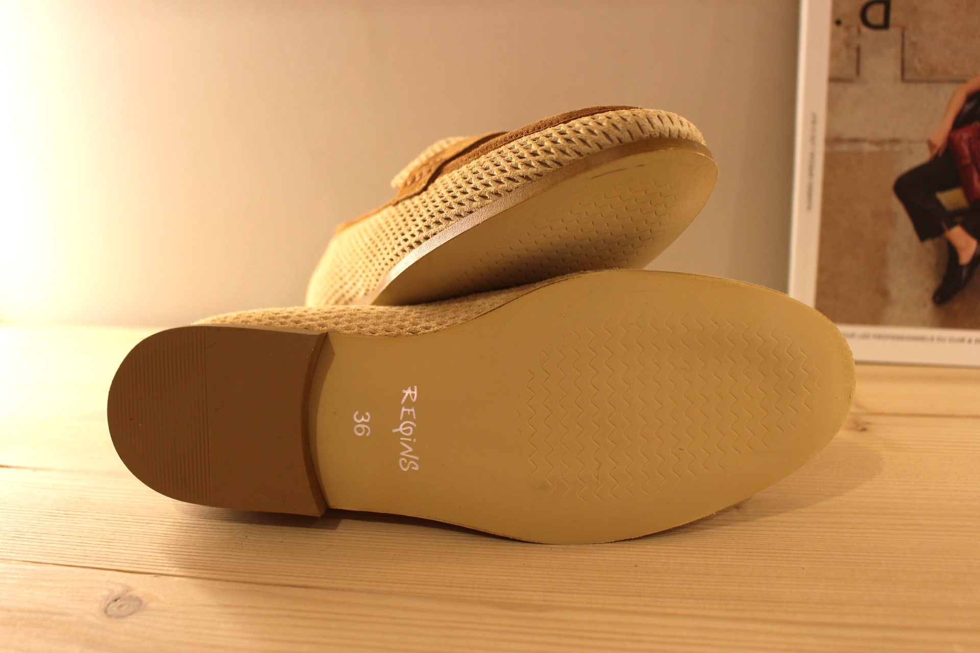 Chaussure Reqins - Florine. Mocassin en cuir velours de couleur beige et chamois. Cuir aspect perforé. Languette décorative sur le coup de pied. Chaussure doublée cuir.