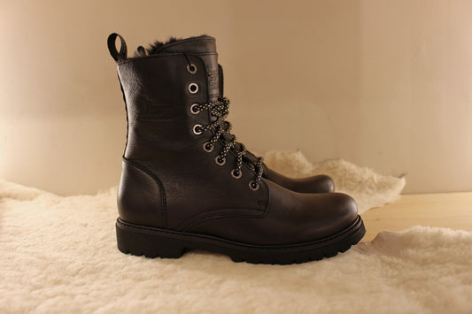 Bottines doublées mouton en cuir noir traité waterproof avec semelle épaisse et crantée PANAMA JACK