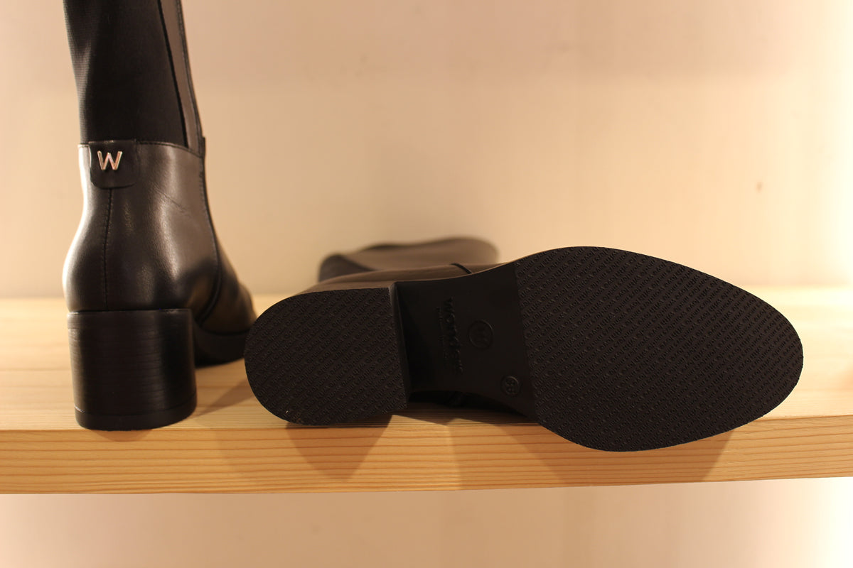 Bottes WONDERS en cuir de couleur noir. Tige de 39 cm. Elastique d'aisance à l'arrière de la botte et sur toute la longeur de la tige. Zip du côté interne
