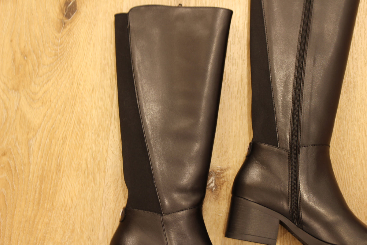 Bottes WONDERS en cuir de couleur noir. Tige de 39 cm. Elastique d'aisance à l'arrière de la botte et sur toute la longeur de la tige. Zip du côté interne