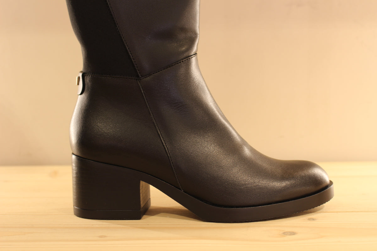 Bottes WONDERS en cuir de couleur noir. Tige de 39 cm. Elastique d'aisance à l'arrière de la botte et sur toute la longeur de la tige. Zip du côté interne