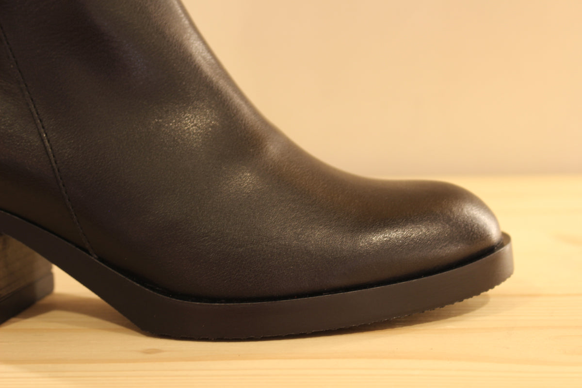 Bottes WONDERS en cuir de couleur noir. Tige de 39 cm. Elastique d'aisance à l'arrière de la botte et sur toute la longeur de la tige. Zip du côté interne